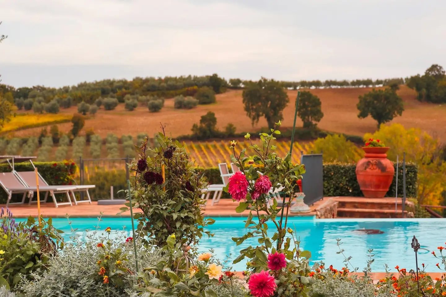 Casale con piscina sulle colline di Ambra – Foto 2 di 8