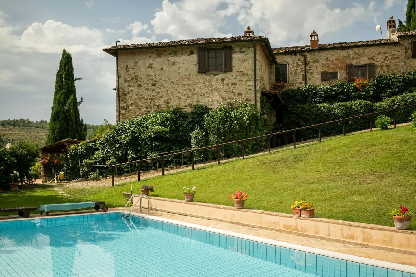 Villa in pietra con piscina tra gli olivi di Moncioni – Foto 1 di 9