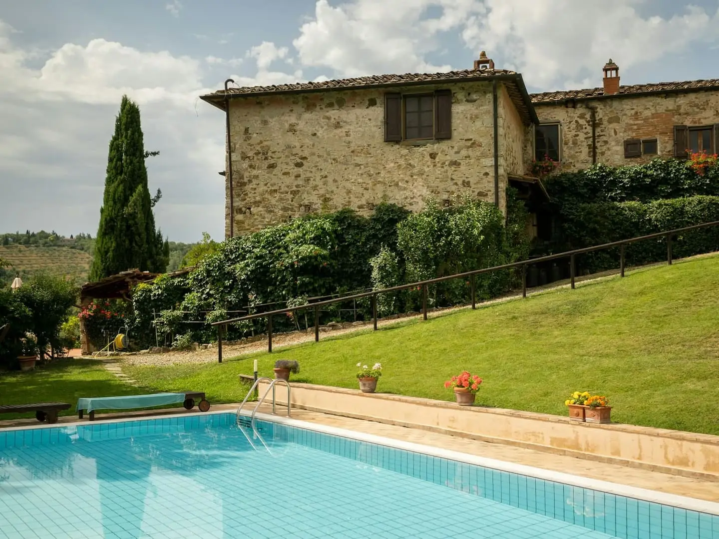 Villa in pietra con piscina tra gli olivi di Moncioni
