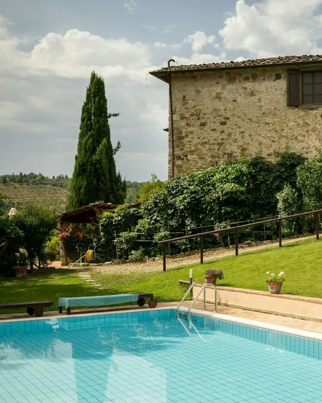 Villa in pietra con piscina tra gli olivi di Moncioni