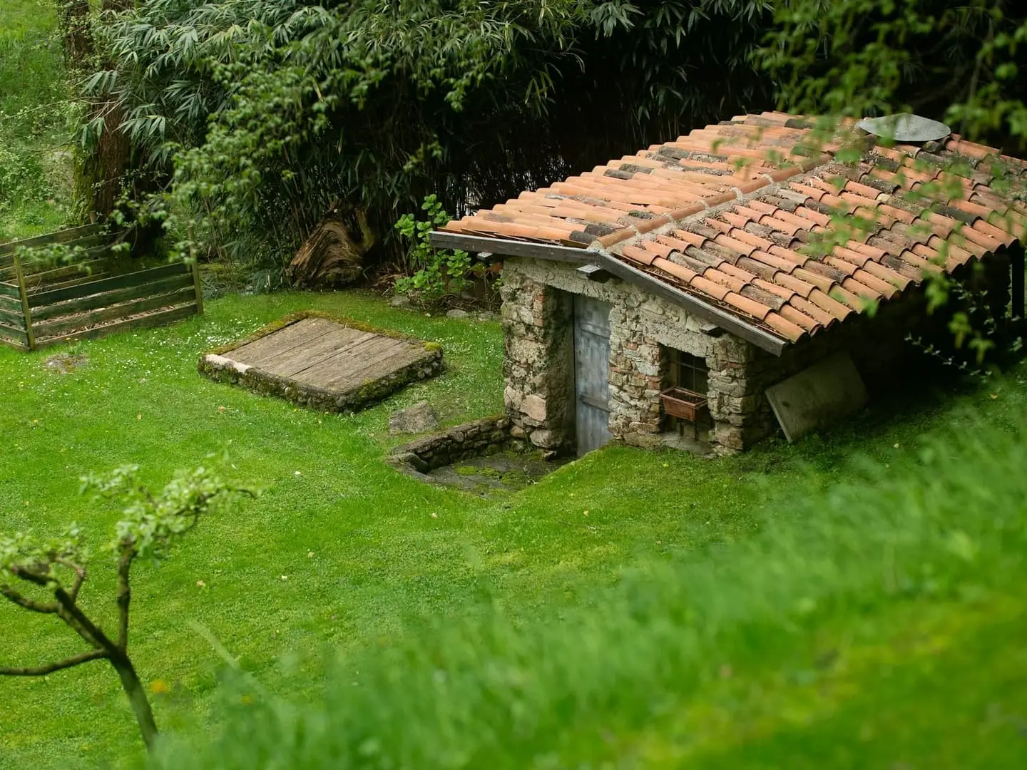 Rustico in pietra con terreno vicino a Pergine