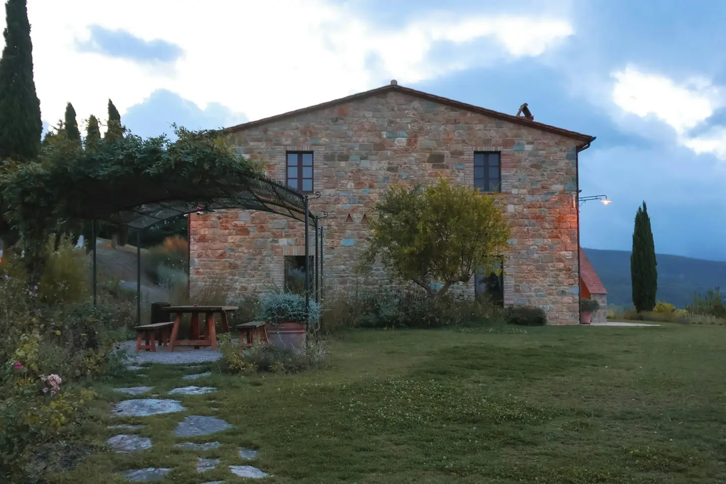 Casale in pietra con oliveta a Pietrapiana – Foto 1 di 9