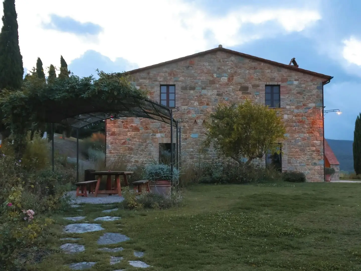 Casale in pietra con oliveta a Pietrapiana