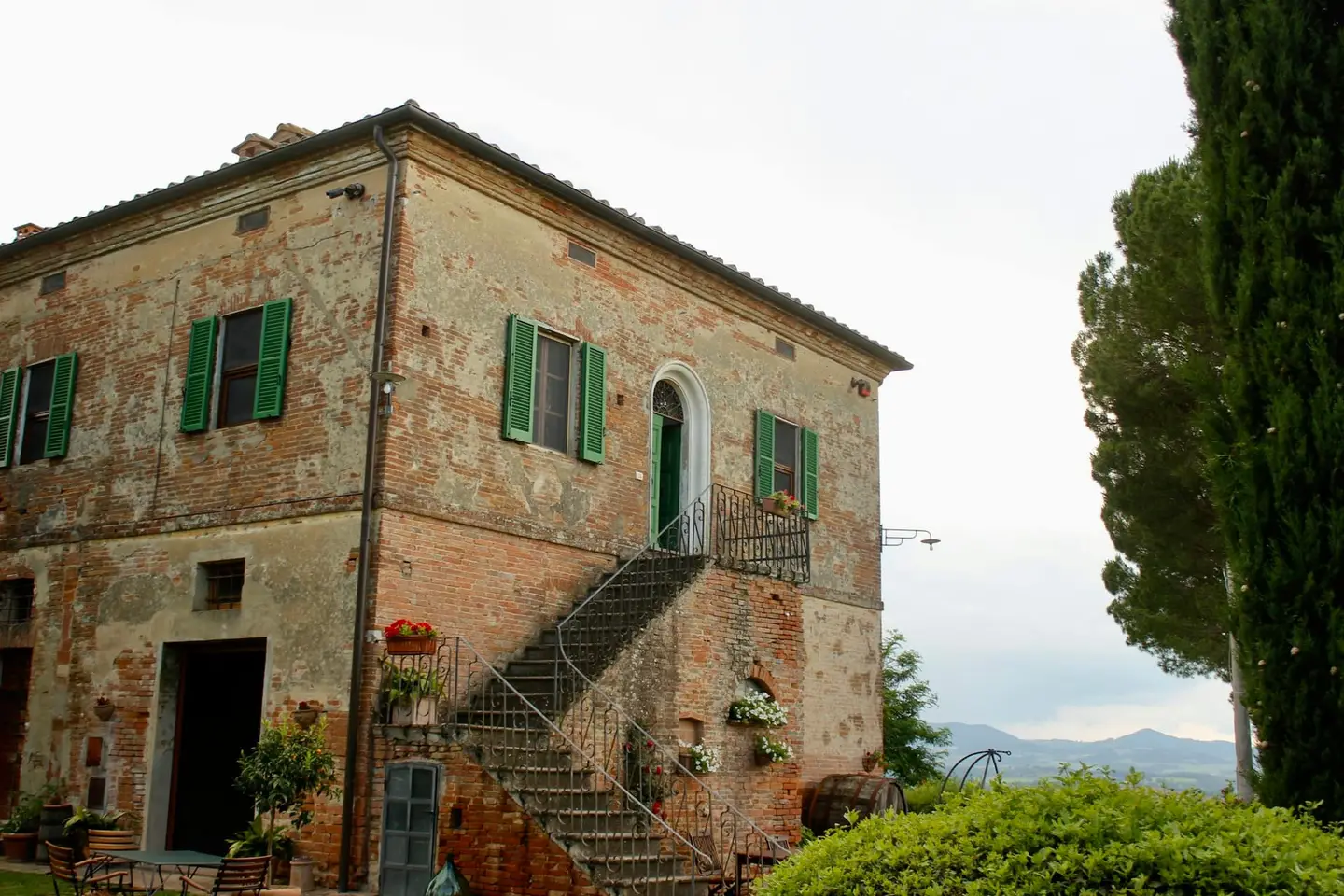 Colonica con scala esterna e vista sull'Arno a Troghi – Foto 1 di 8