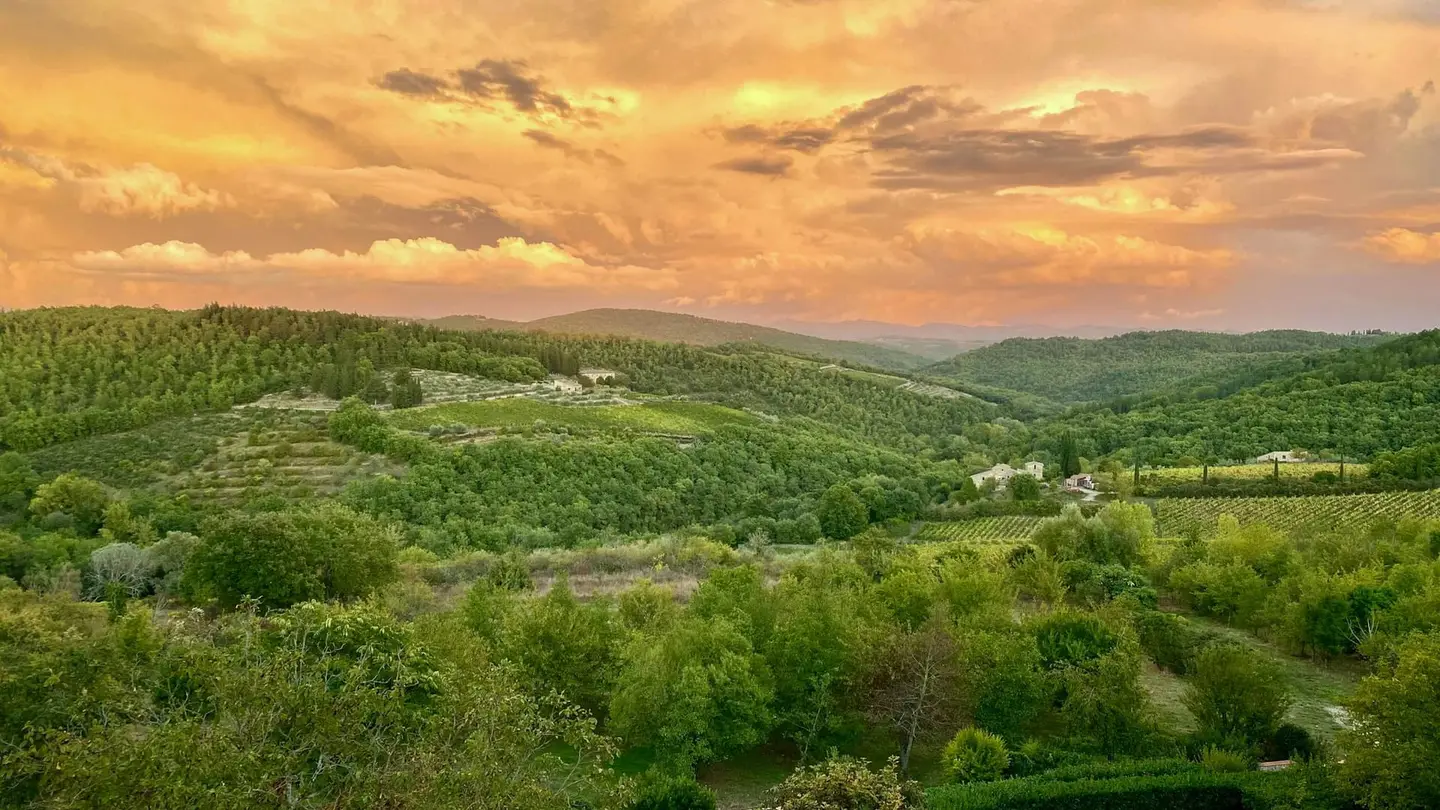 Tra la piazza di Poggio e il paesaggio delle Balze